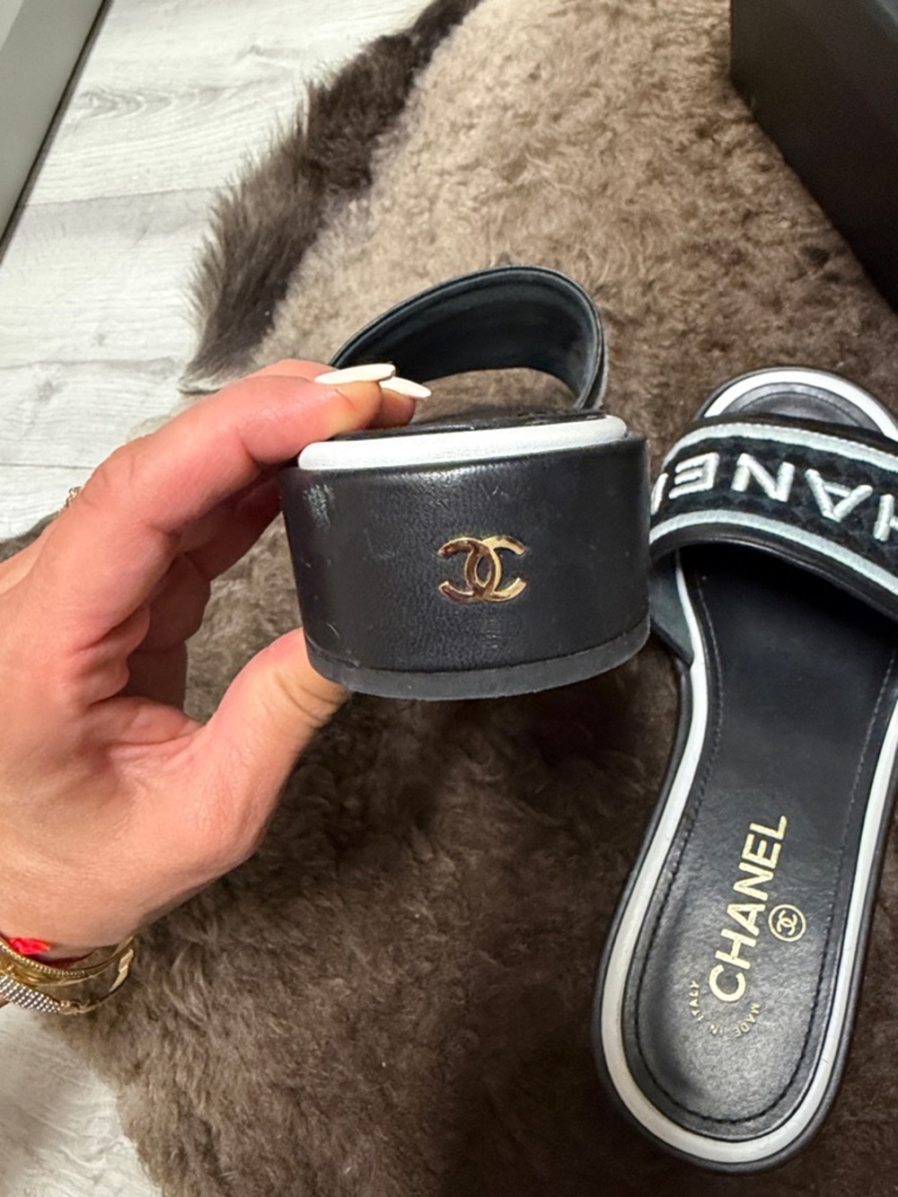 Authentic! CHANEL Black and White Quilted Logo Slide Mules Sandals  size 39.5 - Picture 8 of 13
